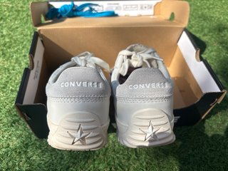 Converse Blancas con Logo Rojo