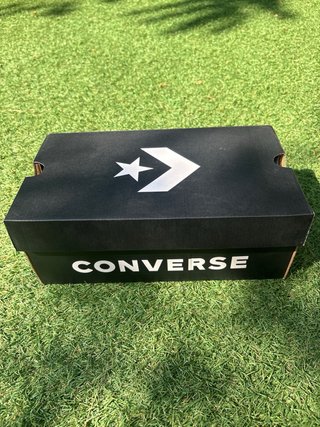 Converse Blancas con Logo Rojo