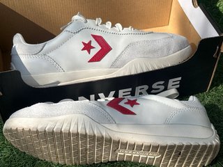 Converse Blancas con Logo Rojo