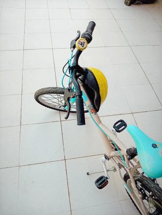Bicicleta infantil 20" con casco de regalo