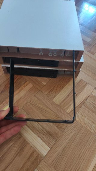 Scaffali sospesi bianchi