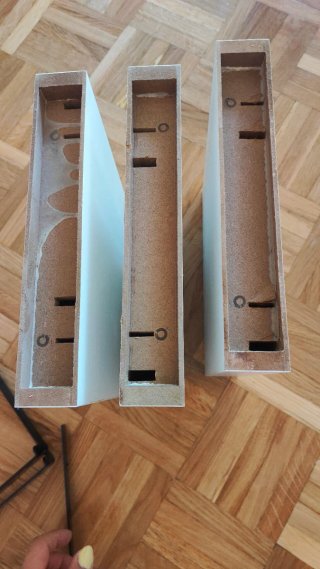 Scaffali sospesi bianchi