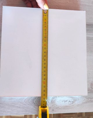 Scaffali sospesi bianchi