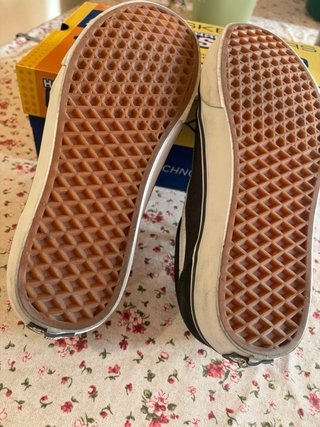 Zapatillas Vans grises y blancas.