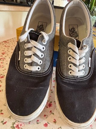 Zapatillas Vans grises y blancas.