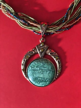 Colgante estilo vintage dorado y verde