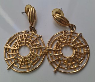 Pendientes dorados con notas musicales