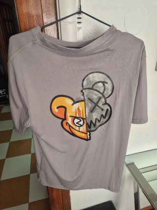 Camiseta gris con estampado de oso