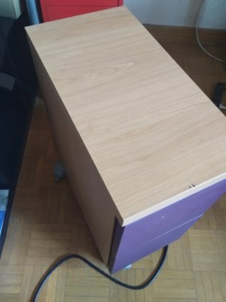 Cajonera de madera beige y morada con ruedas