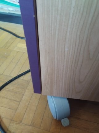 Cajonera de madera beige y morada con ruedas