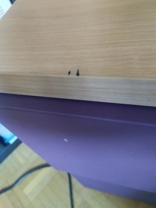 Cajonera de madera beige y morada con ruedas