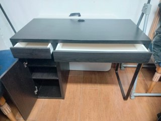 Mesa de ordenador negra
