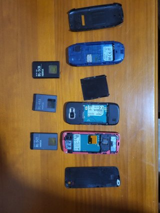 Lotto di 7 cellulari Nokia e Samsung vintage