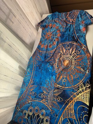 Vestido estampado azul y dorado