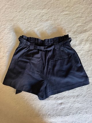 Pantalón corto azul marino con cinturón