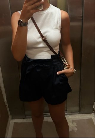 Pantalón corto azul marino con cinturón