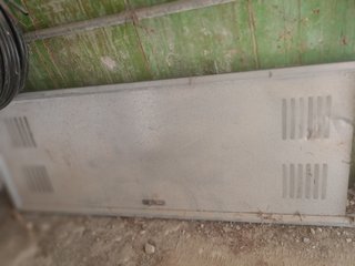 Puerta de aluminio con rejilla