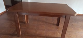 Mesa de comedor de madera marrón