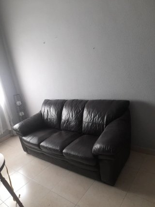 Sofá de piel marrón