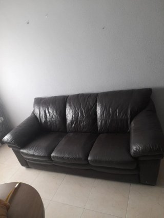 Sofá de piel marrón