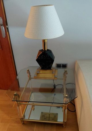 Mesa auxiliar cristal y lámpara negra