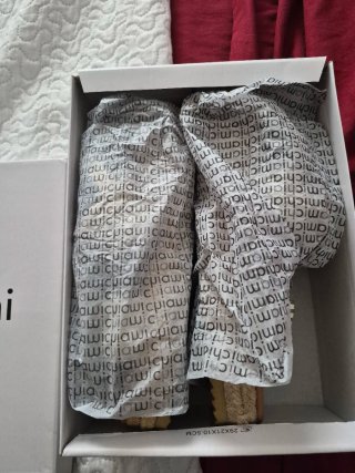 Sandalias Amichi doradas y blancas