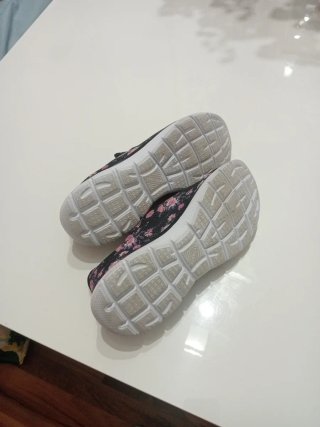 Zapatillas Skechers Flores Negras y Rosas