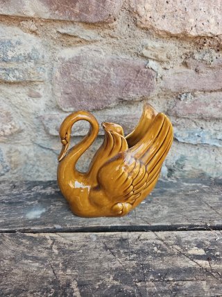 Cisne de cerámica marrón