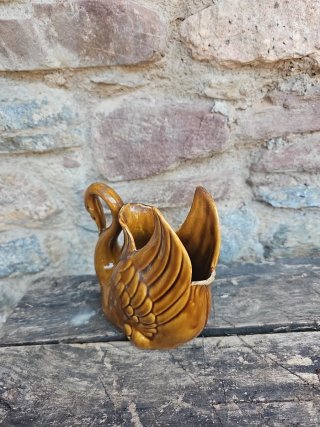 Cisne de cerámica marrón