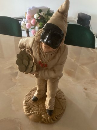 Statua Pulcinella con maschera nera