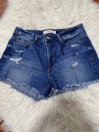Pantalones cortos vaqueros desgastados