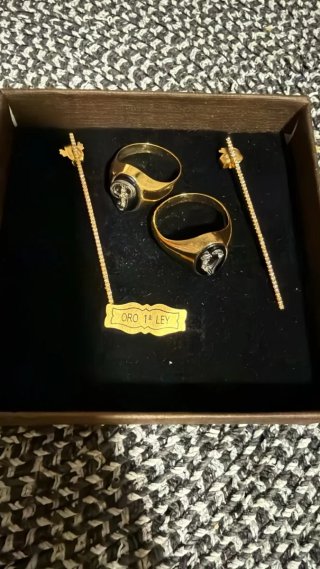 Anillos de Oro y pendientes de oro primera ley.