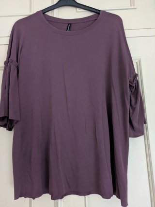 Camiseta morada con mangas acampanadas