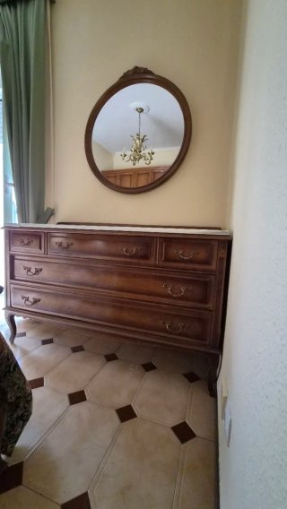 Dormitorio completo madera y mármol.