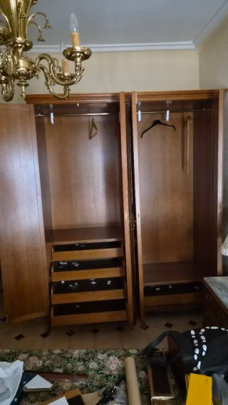 Dormitorio completo madera y mármol.