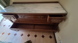 Dormitorio completo madera y mármol.