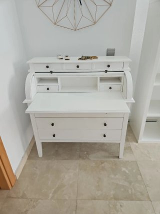 Escritorio blanco de madera con persiana