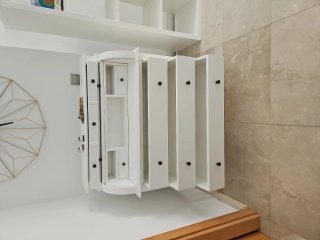 Escritorio blanco de madera con persiana