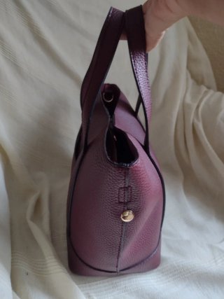 Bolso de mano y brazo burdeos de piel,