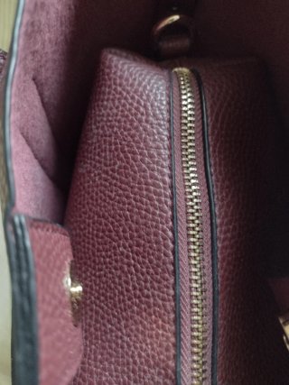 Bolso de mano y brazo burdeos de piel,