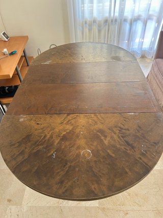 Mesa de pilar de madera oscura