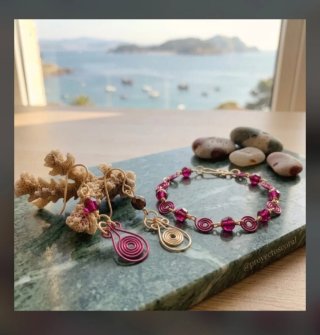 Aretes y pulsera alambre dorado y piedra ámbar