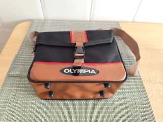 Estuche Cámara Olympia Negro y Marrón