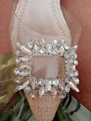 Zapatos de tacón destalonados beige y dorados