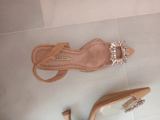 Zapatos de tacón destalonados beige y dorados