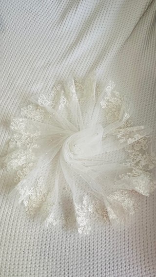 Velo de novia de tul con encaje floral y perlas