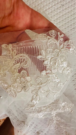 Velo de novia de tul con encaje floral y perlas