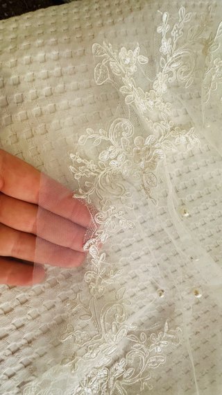 Velo de novia de tul con encaje floral y perlas