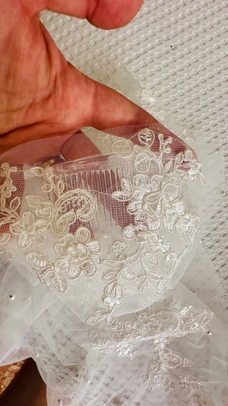 Velo de novia de tul con encaje floral y perlas