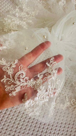 Velo de novia de tul con encaje floral y perlas